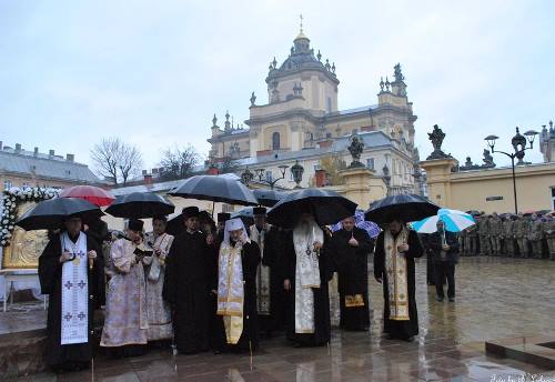 Вулицями Львова пройшла велелюдна хода-молитва Вервиці за новітніх Героїв України.(ФОТО) Вулицями Львова пройшла велелюдна хода-молитва Вервиці за новітніх Героїв України.(ФОТО)